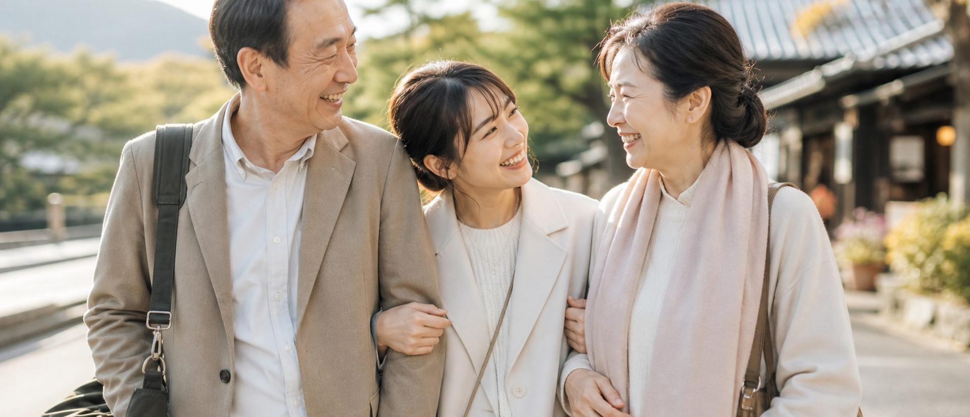 両親への旅行プレゼント。娘と両親が腕を組んで旅の気配を楽しむ、やわらかい朝の光のワンシーン