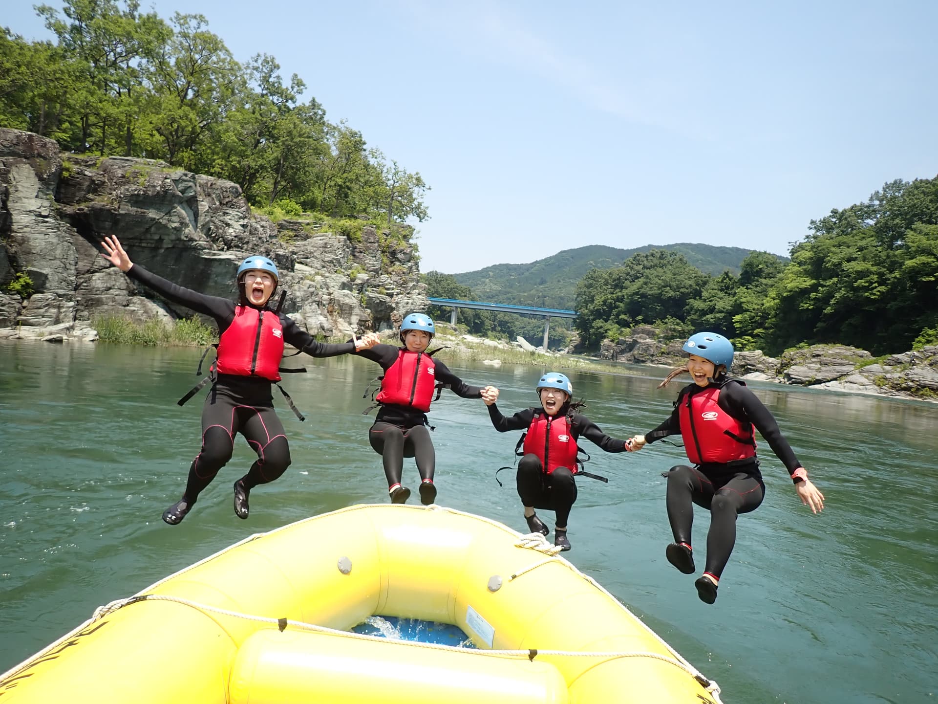 長瀞でスリル満点の川下り！水しぶきの洗礼を受ける最涼の非日常のイメージ3