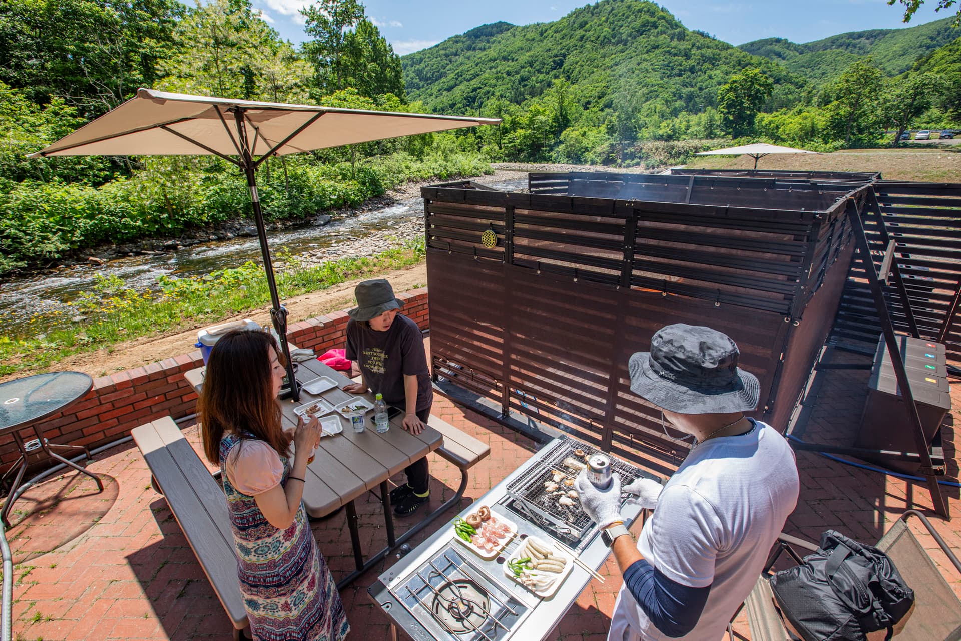 北海道の澄んだ風吹く川沿いテラスで、オープンカフェ感覚のお洒落BBQのイメージ6