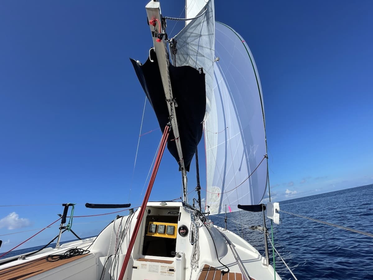 出航するのは、沖縄の海と空の真っ只中。2時間の貸切ヨットで紺碧の世界へのイメージ2