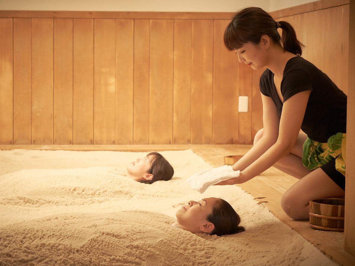 オーストラリアの真っ白な砂に埋もれ、体と肌をメンテする砂塩風呂体験[女性限定]