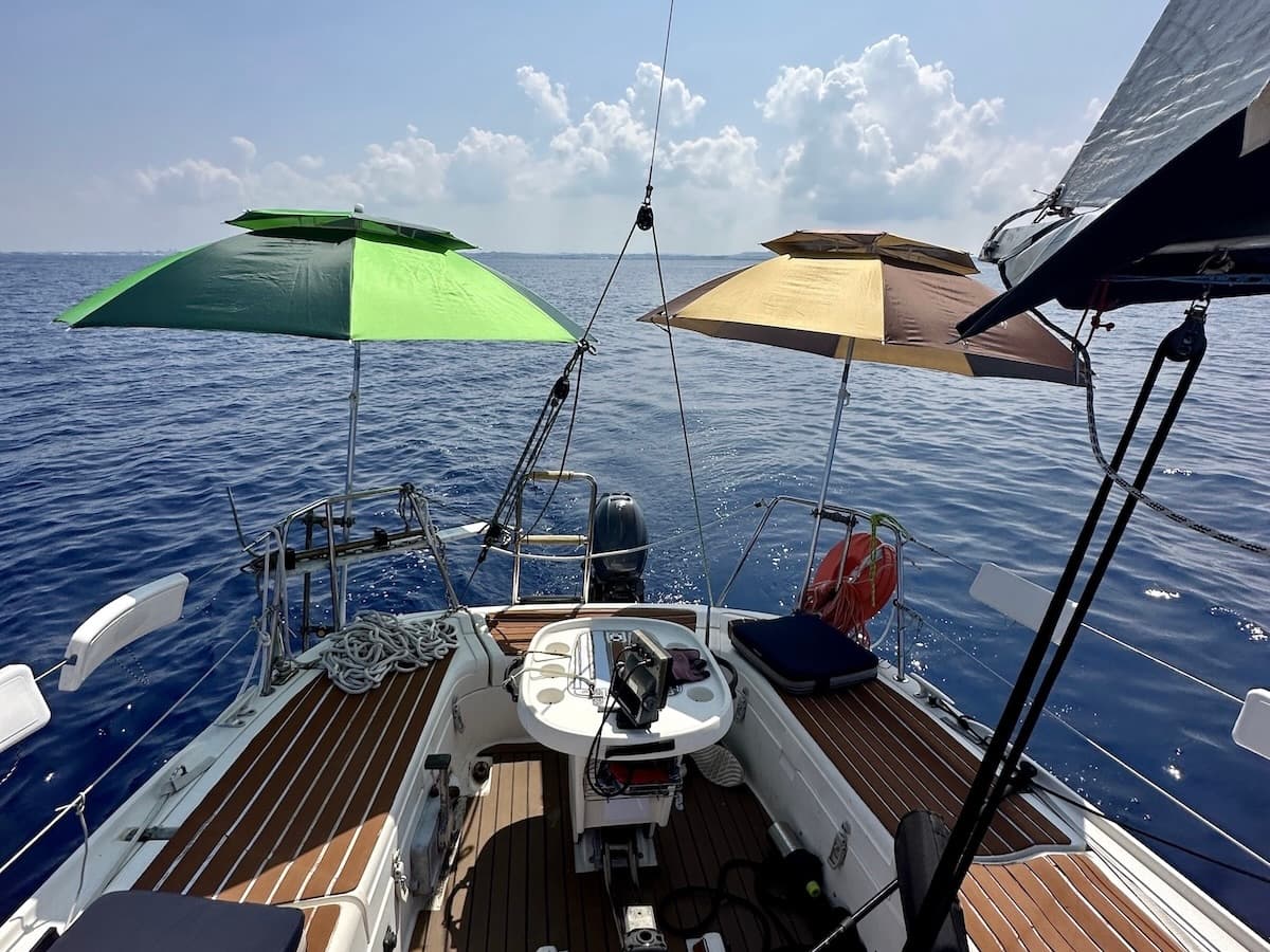出航するのは、沖縄の海と空の真っ只中。2時間の貸切ヨットで紺碧の世界へのイメージ9