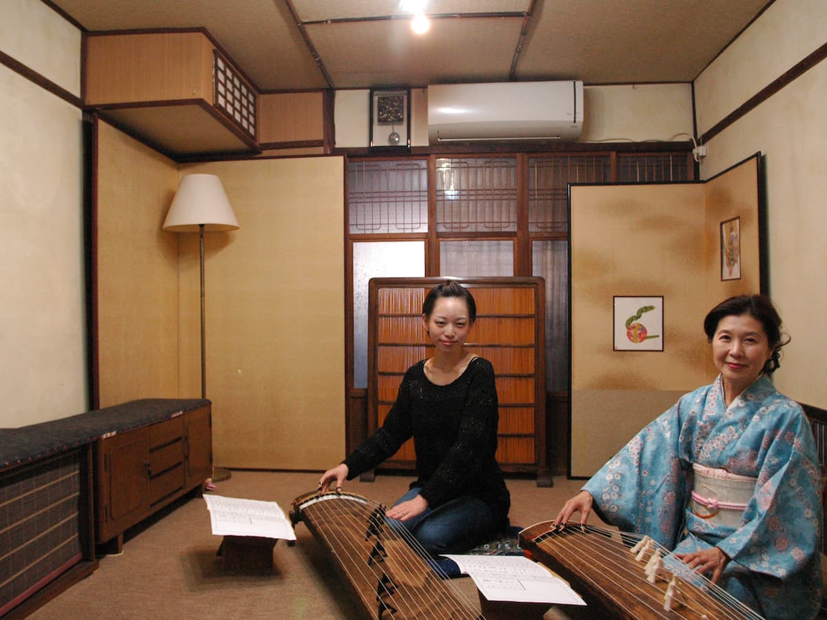 京の町家でお箏の世界へ。平安の姫も奏でた音色をピンと自分の指先でのイメージ3