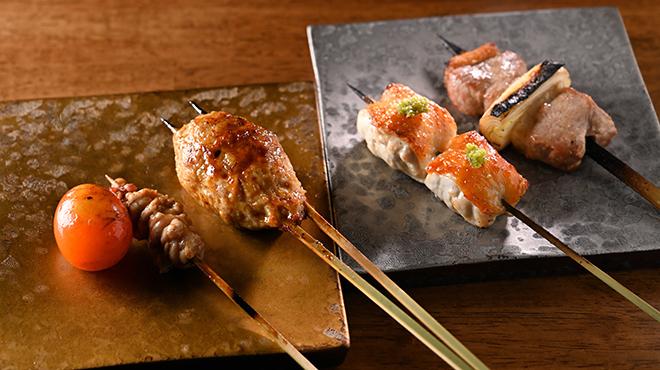 信州黄金シャモの焼鳥コースを、広々とした地下空間で （ミドルコース）