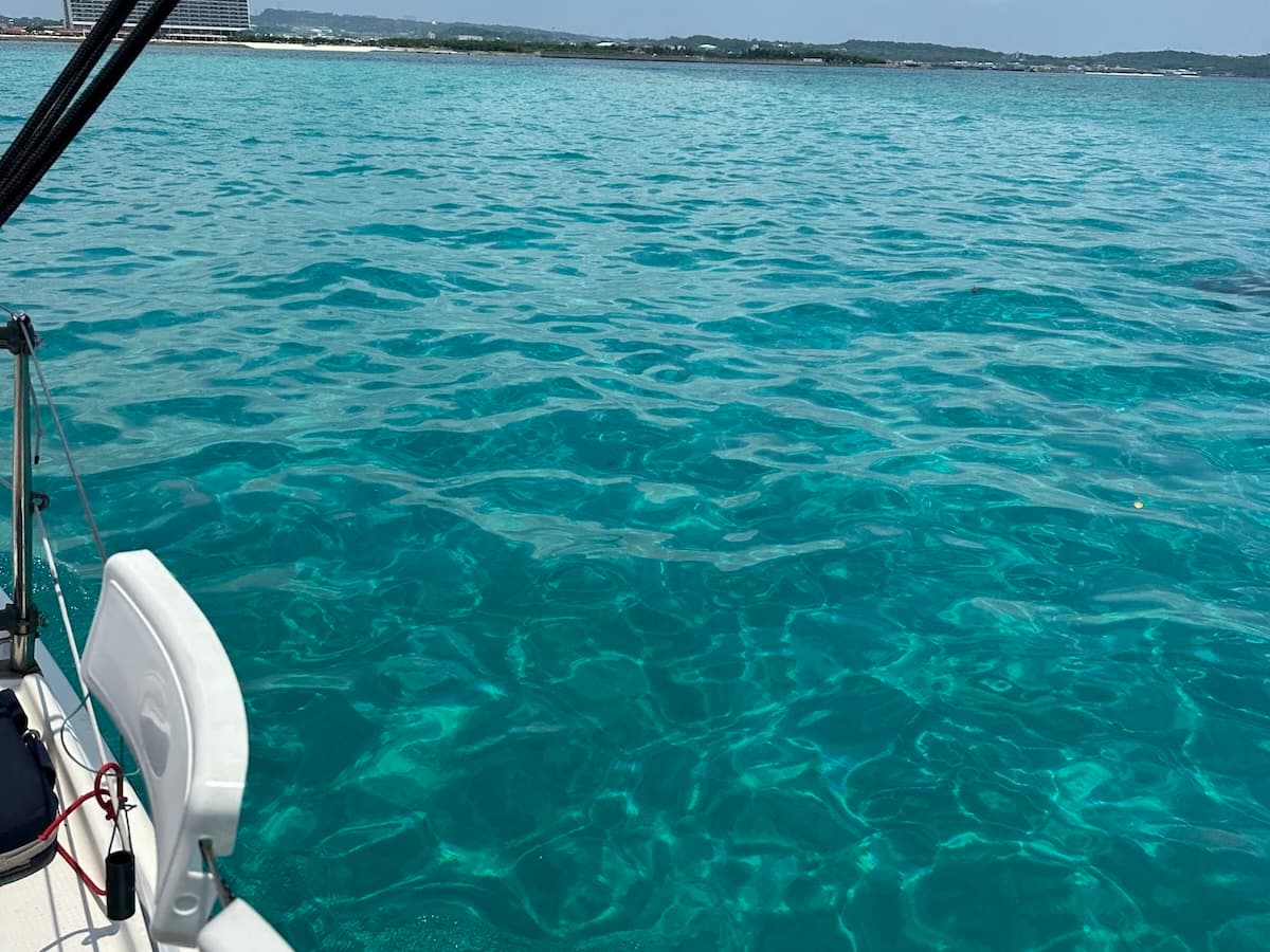 出航するのは、沖縄の海と空の真っ只中。2時間の貸切ヨットで紺碧の世界へのイメージ10