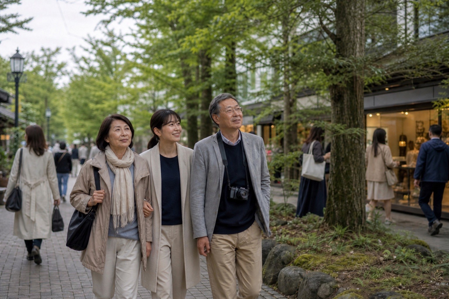 軽井沢の木立の通りを並んで歩くご家族