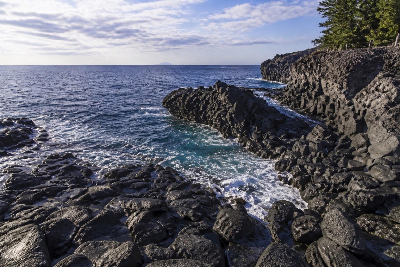 城ヶ崎海岸の岩場と海