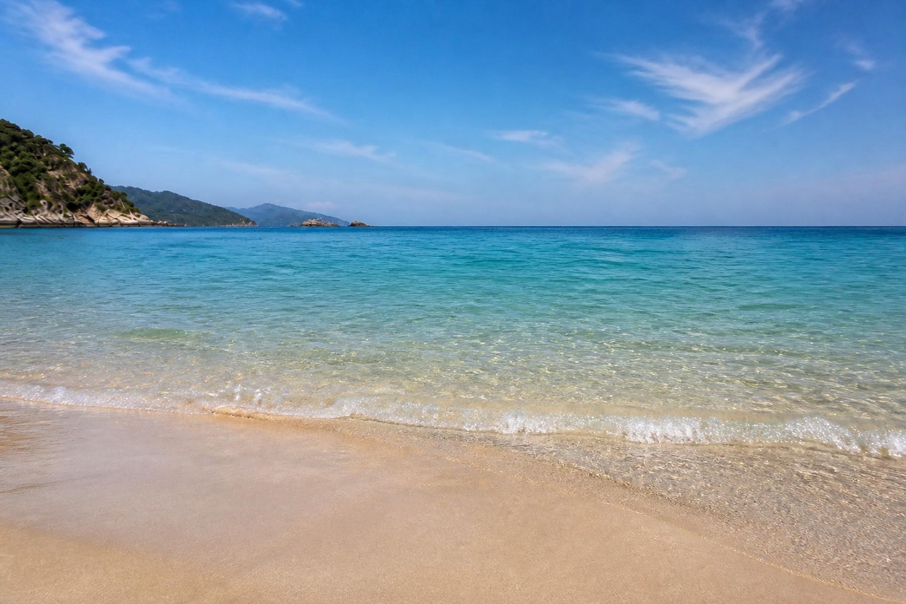 下田の砂浜で波の音を聞く景色