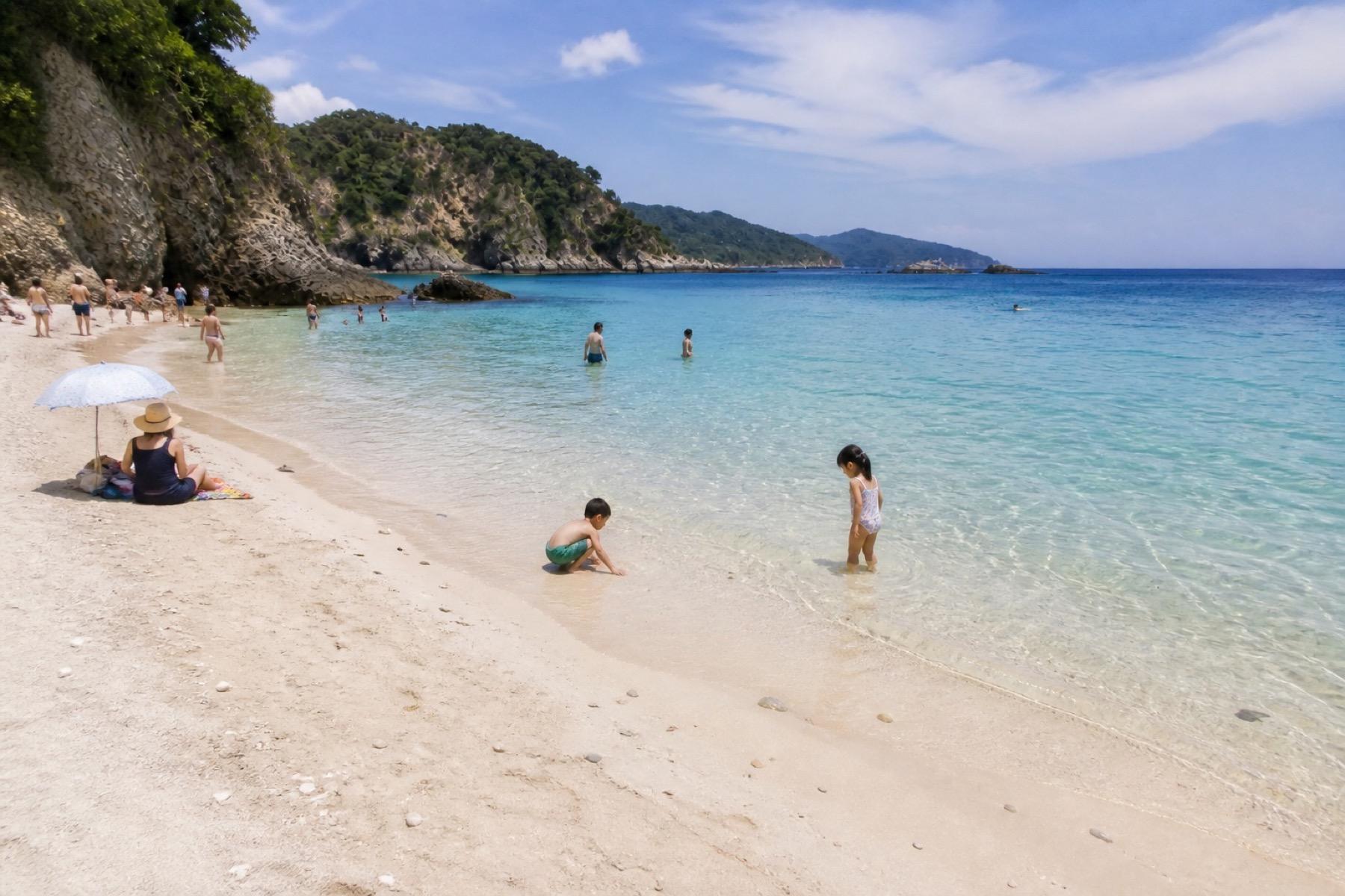 下田の砂浜と海