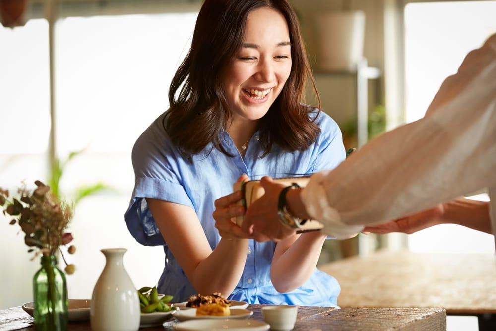 彼女が喜ぶクリスマスプレゼント|年代別の予算相場・おすすめ体験ギフトを紹介