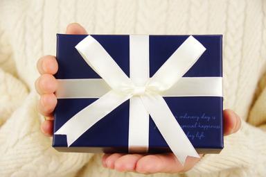 付き合いたての彼氏に贈る誕生日プレゼント!年代別の選び方や予算を解説