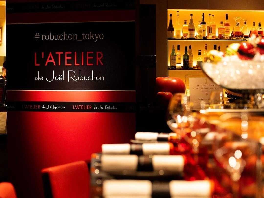 オープンキッチンを囲むカウンター席で楽しむ ジョエル・ロブションの全4品プリフィックスペアコース