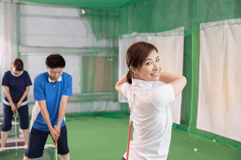 3時間遊び放題!室内ゴルフ+食事+飲み放題の豪華セット!天候気にせずでゴルフをペアで満喫!