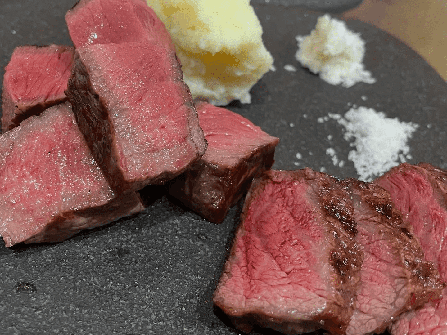 【大阪】赤身の旨みを味わう、幻の和牛「土佐あかうし」尽くしディナー *2名様/3名様以上は別ページあり