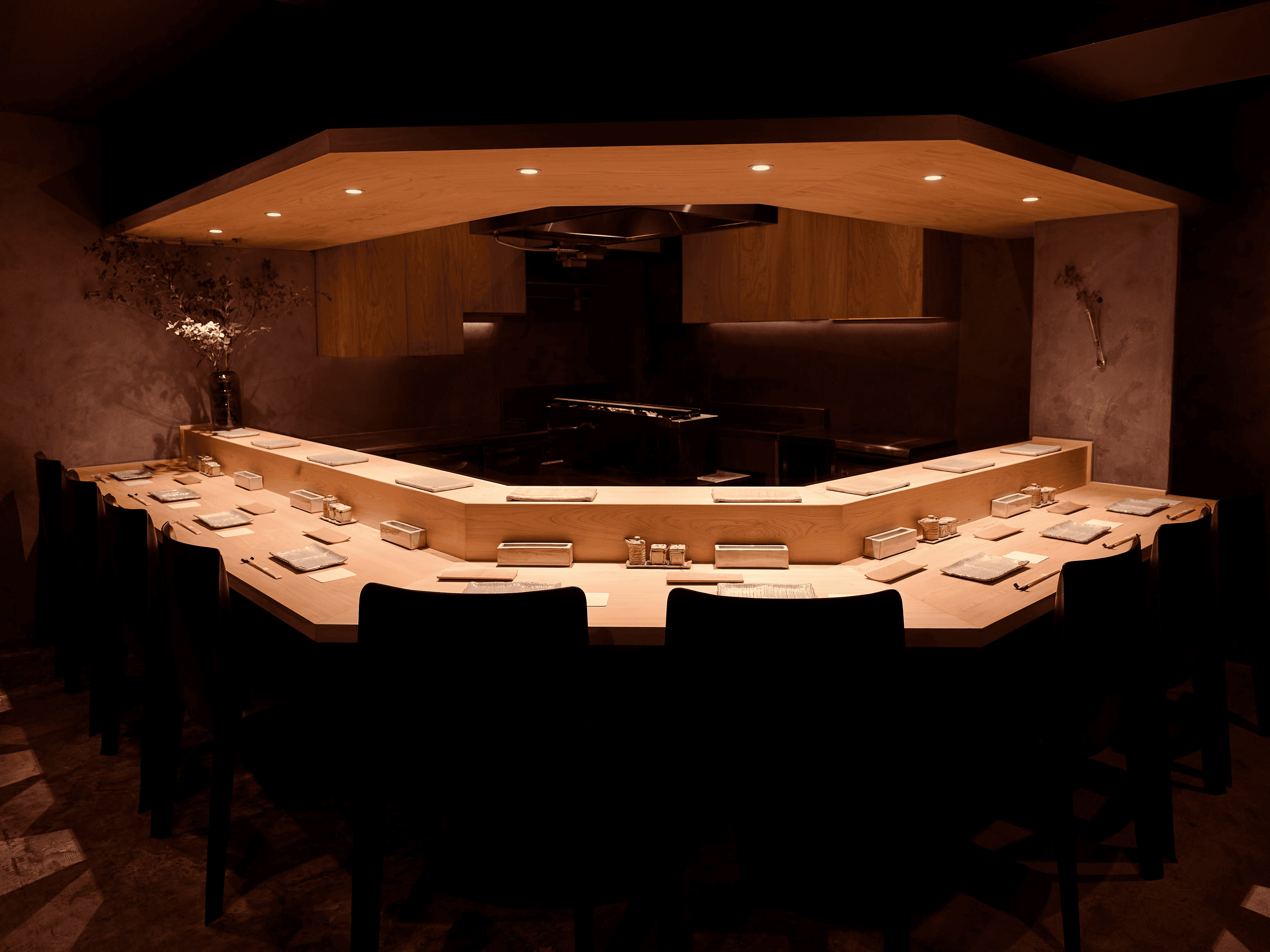 焼鳥と鍋が紡ぐ、気負わない贅沢。名店の系譜を継ぐ新店で、 季節を問わず楽しむおまかせコース