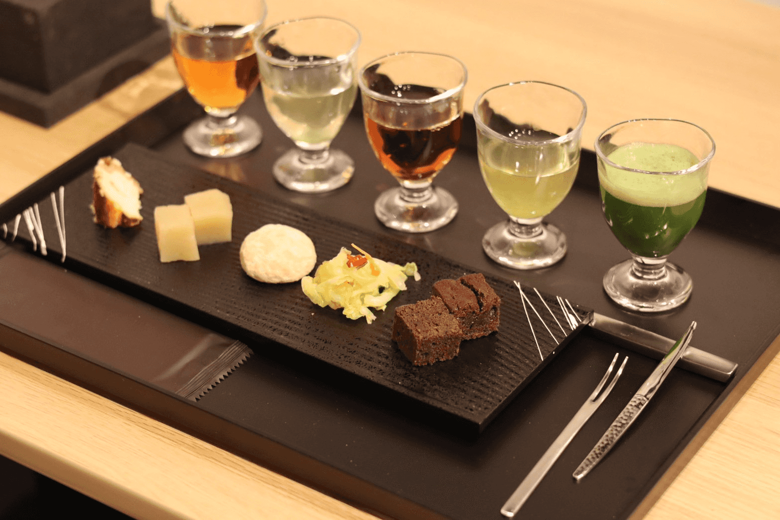 築地本願寺の風情を愉しむ 厳選日本茶フライト×絶品スイーツペアリングの贅沢時間