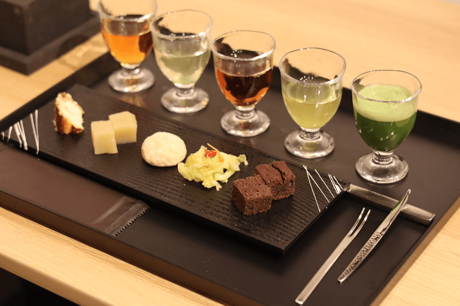 築地本願寺の風情を愉しむ 厳選日本茶フライト×絶品スイーツペアリングの贅沢時間