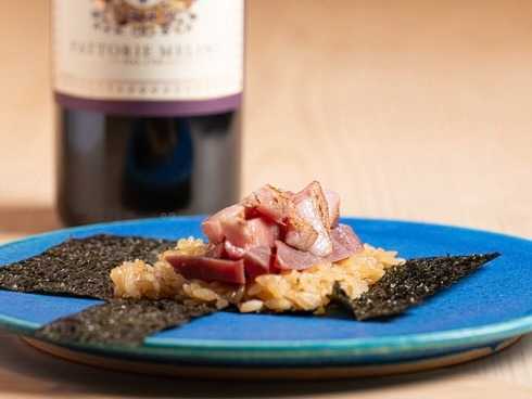 虎ノ門の「おにかい×2」で、名酒と味わう計算尽しのくずし鮨