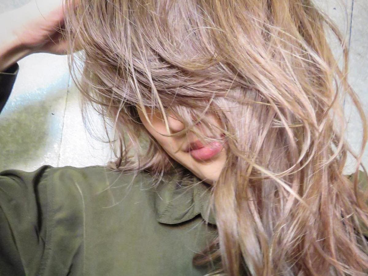 カラーやカットに加え、最先端技術ヘアループで、つむじ・前髪の割れなどを解決。