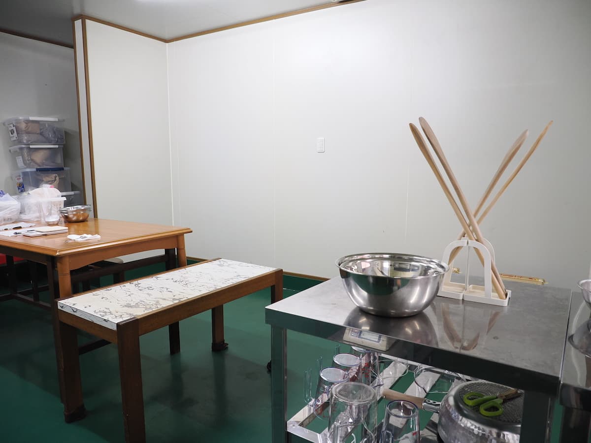 まずは白衣に袖を通して薬剤師気分。
