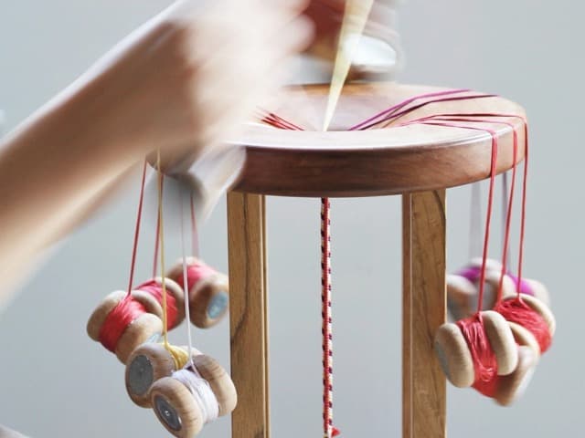 丸台を使って、100%シルクの12本の糸を使った「奈良組」という組み方を体験。