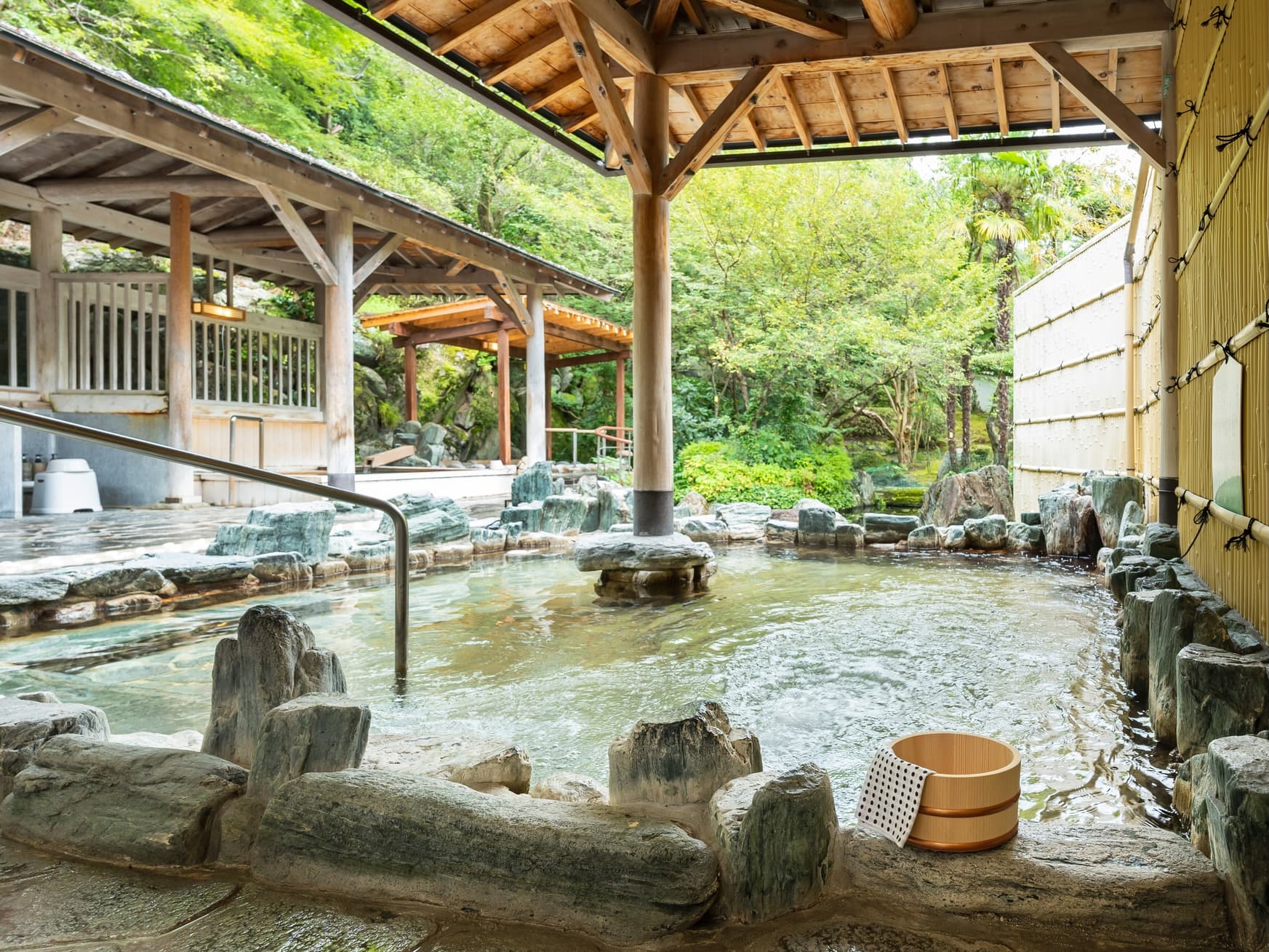 ラウンドを終えたあとは、温泉や大浴場でゆったりと。