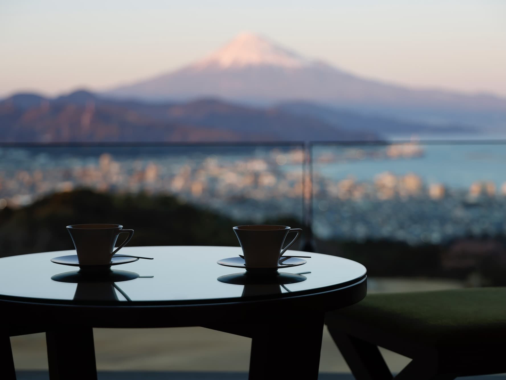 朝日が差し込む窓辺で、富士山を眺める贅沢な時間。
