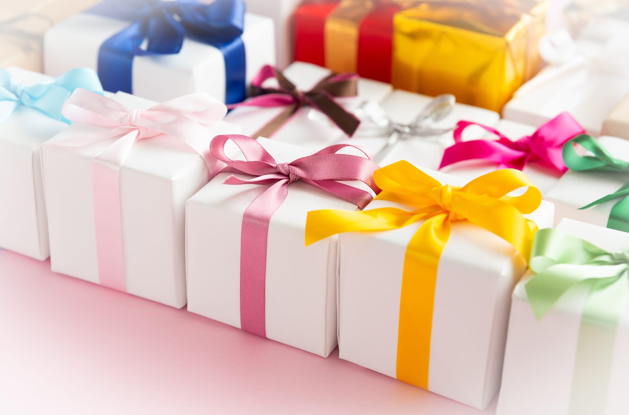 結婚祝いのカラフルなプレゼントボックス