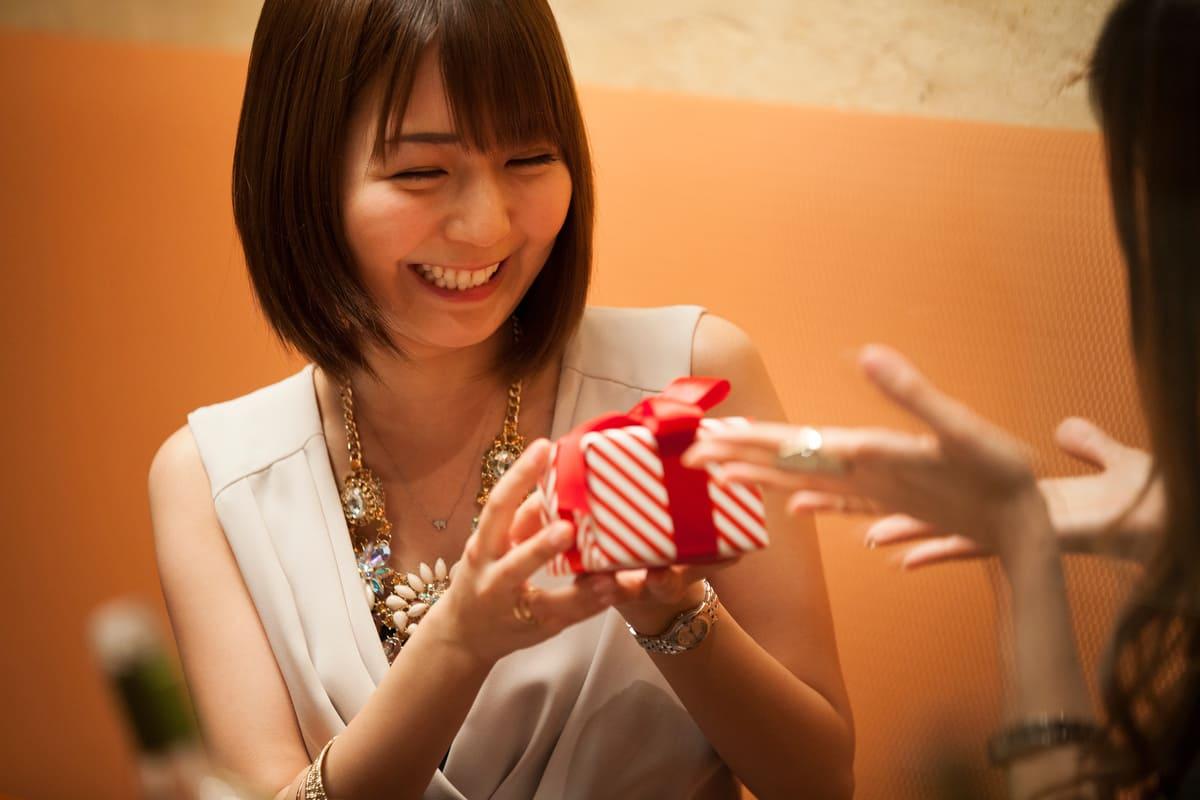 女友達が喜ぶ誕生日プレゼント特集!20代・30代・40代別の人気ギフトと選び方