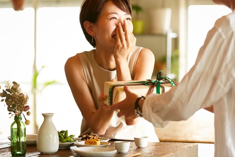 女性が喜ぶクリスマスプレゼント|年代・関係性別の予算相場・おすすめ体験ギフトを紹介