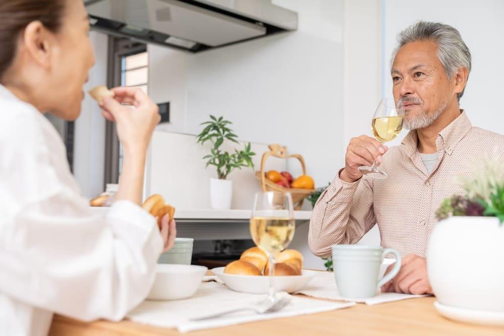 クリスマスディナーを楽しむ父親