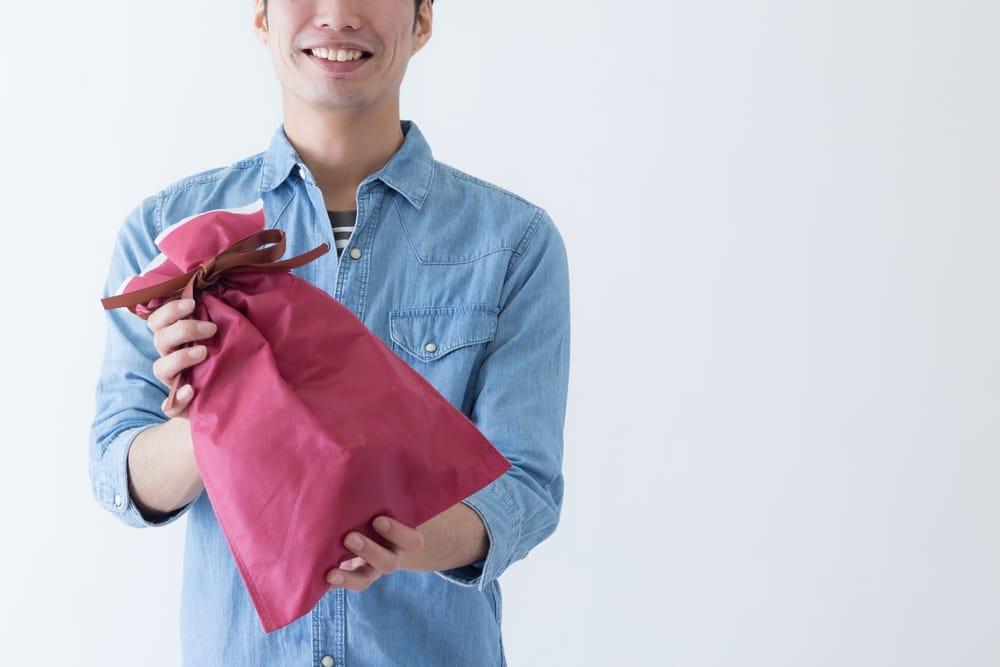 クリスマスギフトを受け取る笑顔の男性