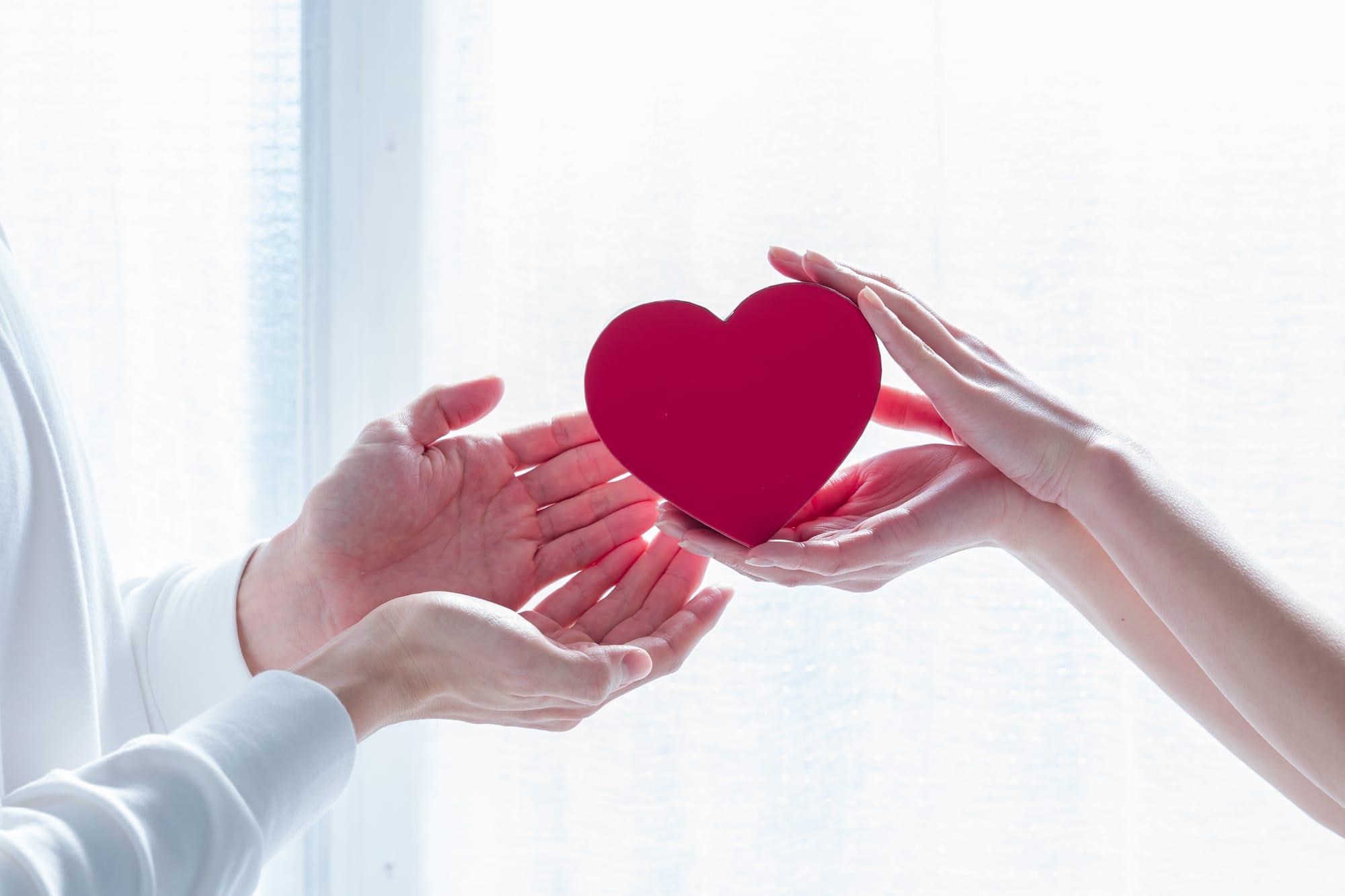 ハートのギフトを渡すシーン