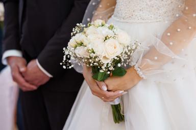 先輩への結婚祝いプレゼント16選!相場・マナー・メッセージ例も解説
