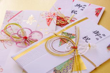いとこの結婚式のご祝儀・結婚祝い相場は?プレゼントやマナー解説