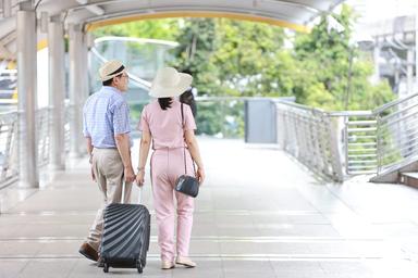 両親に贈る旅行プレゼント特集!贈り方や相場、人気ギフトを紹介