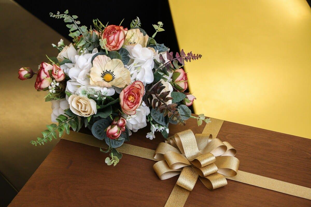 花が添えられた友達への結婚祝いのお返し・内祝い