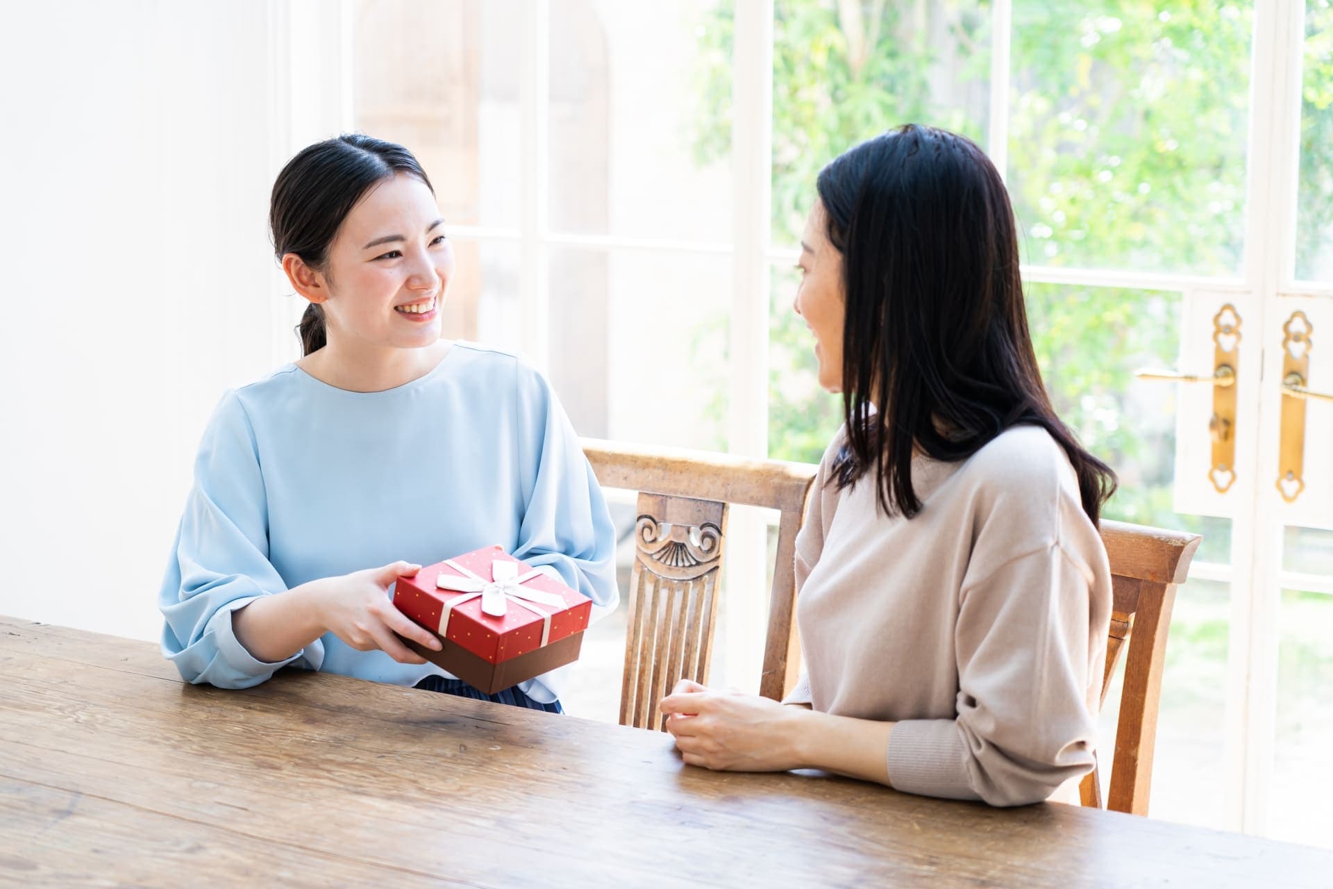 母親への誕生日プレゼント|喜ばれる選び方や人気ギフトを紹介